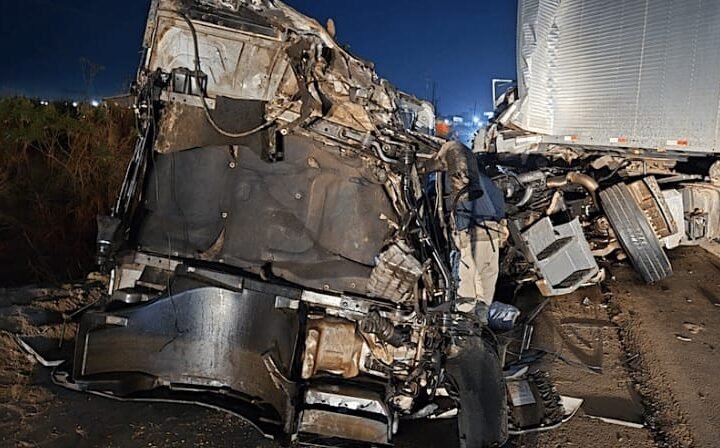 Colisão frontal entre duas carretas deixa dois feridos na BR-163; um em estado grave