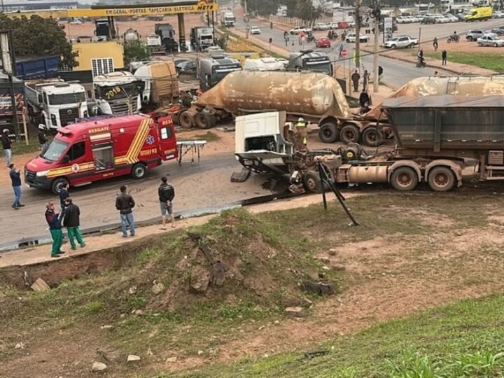 Vídeo mostra queda de carretas de viaduto que deixou três feridos nesta manhã na capital