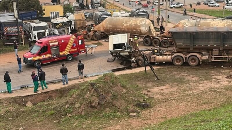 Vídeo mostra queda de carretas de viaduto que deixou três feridos nesta manhã na capital