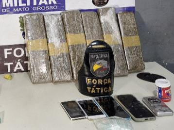 PM prende mulher com seis quilos de maconha dentro de residência; comparsa escapa