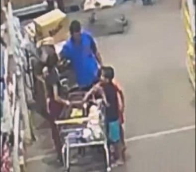 Câmeras flagram homem assediando mulher com filhos em supermercado em Cuiabá