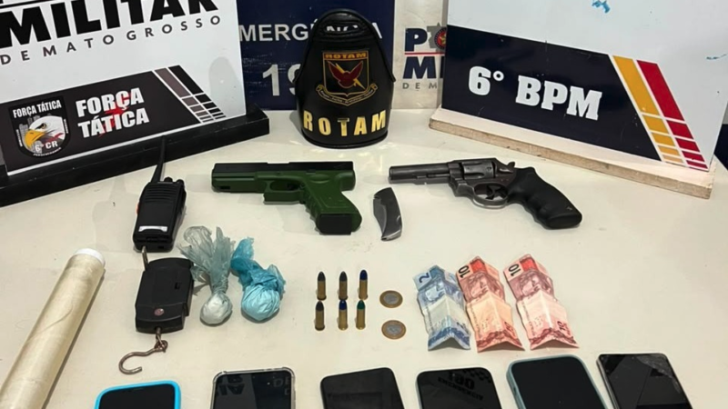 Nove suspeitos de integrar facção são presos pela PM com arma de fogo, simulacro e munições
