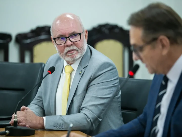 Procurador afirma desconhecer  pagamentos sem contrato; médica fica em silêncio na CPI