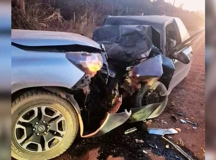 Batida frontal entre Gol e caminhonete Hilux mata dois jovens no interior de MT