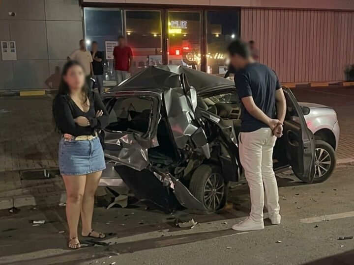 Criança morre e mãe fica ferida após carro ser atingido por suv de luxo; motorista é preso