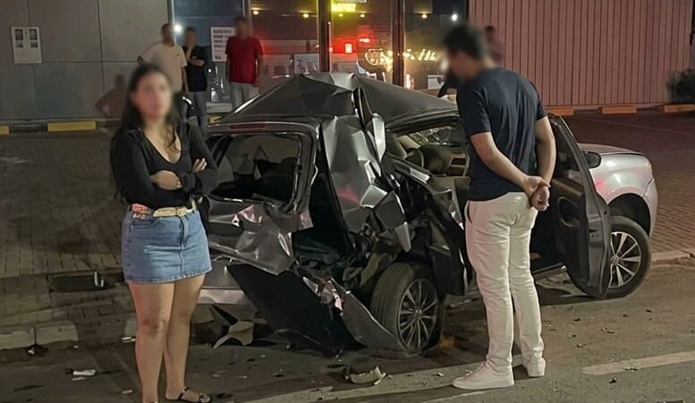 Criança morre e mãe fica ferida após carro ser atingido por suv de luxo; motorista é preso