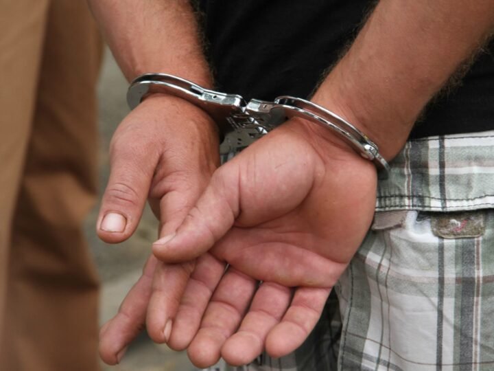 Homem invade residência de madrugada e é preso no quarto de adolescente de 12 anos