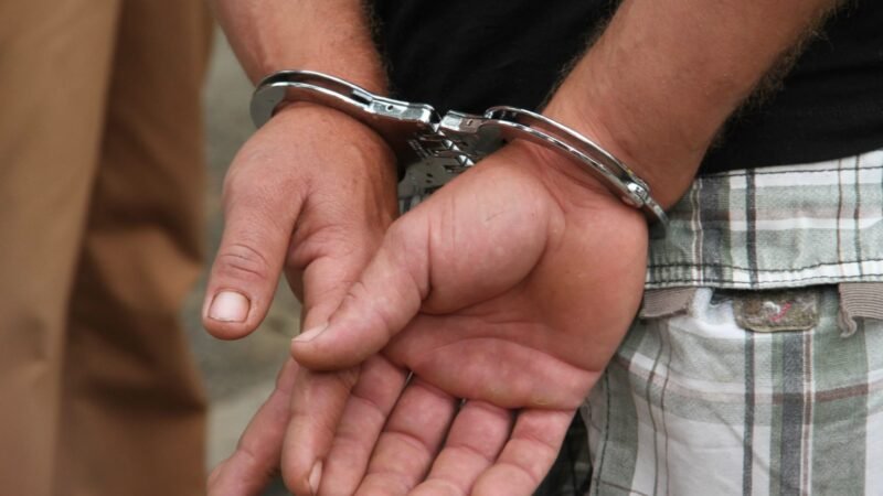 Homem invade residência de madrugada e é preso no quarto de adolescente de 12 anos