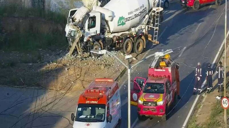 Motorista fica preso em caminhão após derrubar poste em Várzea Grande; avenida é interditada