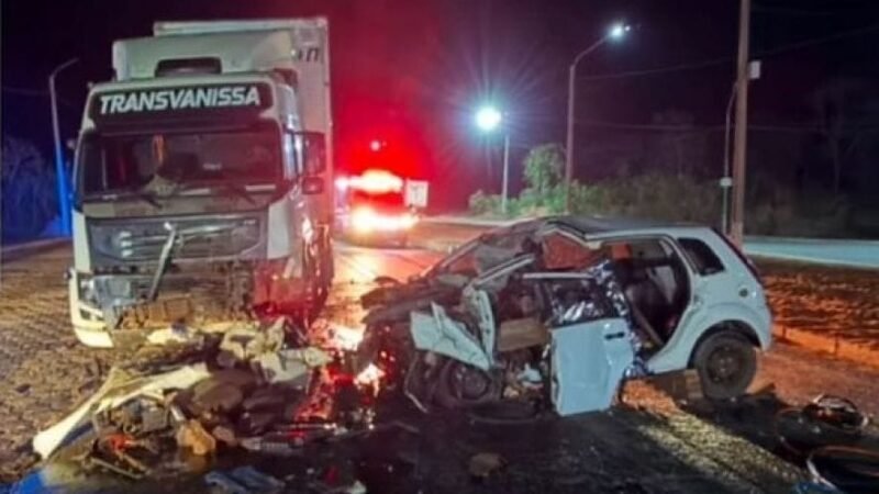 Jovem de 23 anos morre em colisão frontal entre carro e carreta em rodovia de MT