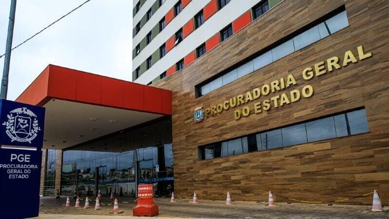 Estado aciona dez empresas na Justiça por enganar servidores e quer revisão de consignados
