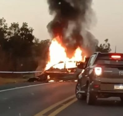 Batida entre dois veículos termina com carro em chamas e uma pessoa morta na rodovia MT-010