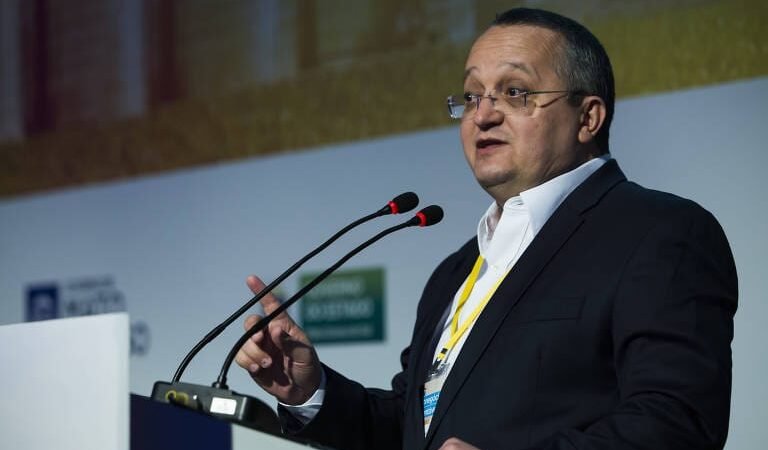 Federação aciona TRE contra Pedro Taques por ataques a Mauro Mendes