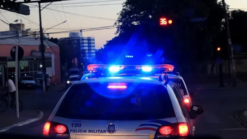 Bandidos sequestram motorista, invadem casa e fazem família refém; jornalista é ameaçado