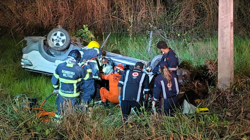 Motorista fica preso nas ferragens após capotar veículo na rodovia Cuiabá-Chapada
