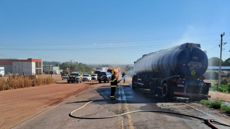 Carreta-tanque com combustível de aviação pega fogo na rodovia BR-163