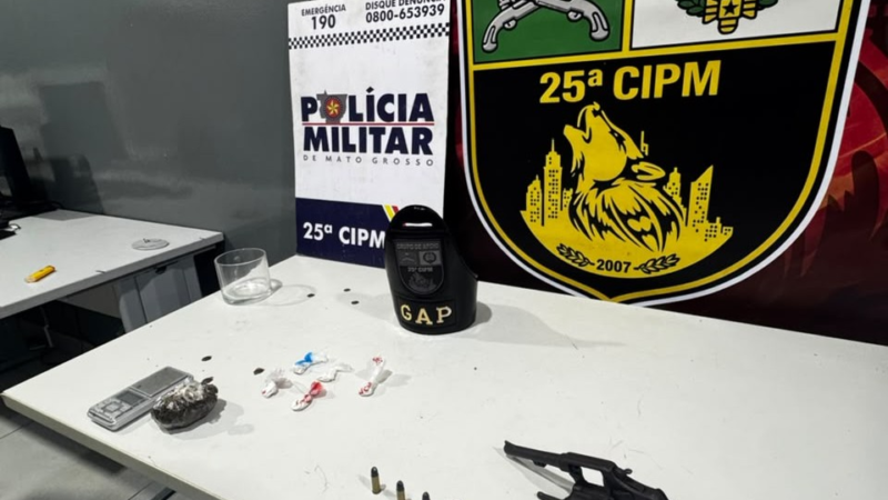 Faccionados suspeitos por roubo a distribuidora são presos  com moto e arma