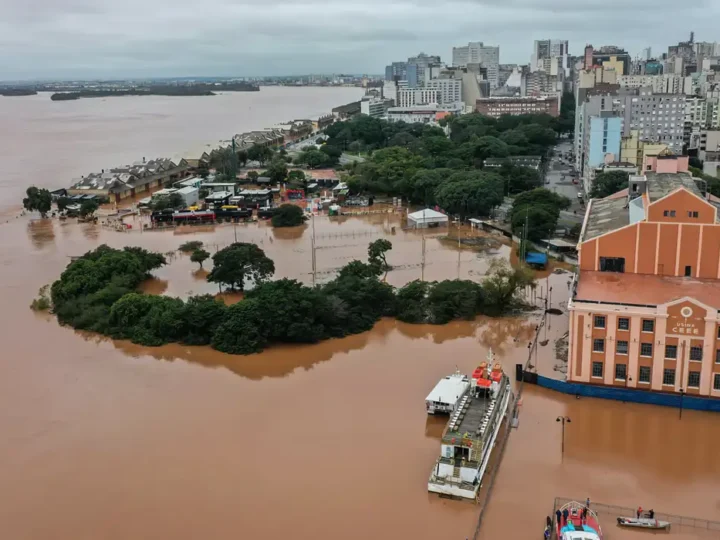 Rio Guaíba se aproxima da cota de alerta em Porto Alegre