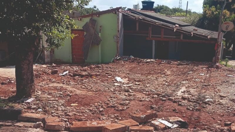 Família desabrigada após obra da prefeitura e forte chuva tenta ganhar moradia na Justiça