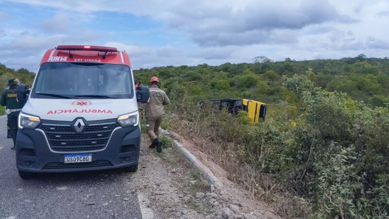 Ônibus com romeiros tomba no Ceará e provoca morte de duas pessoas