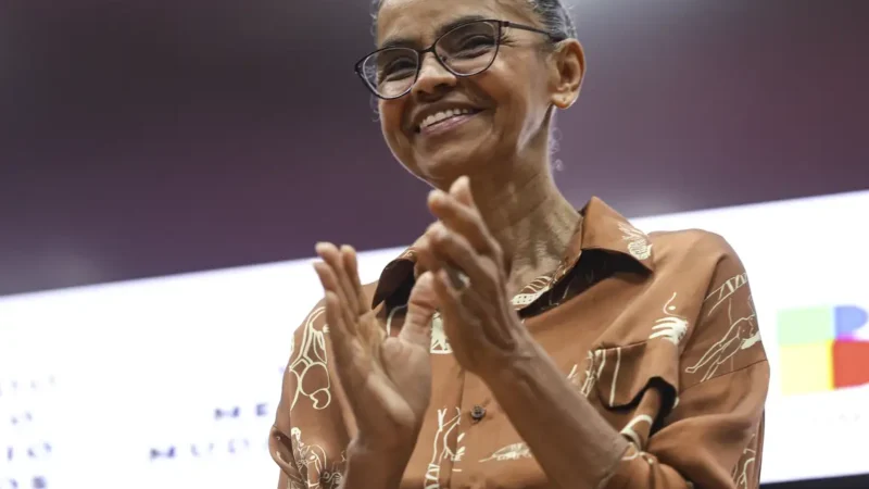 Marina Silva recebe maior condecoração da França em Brasília
