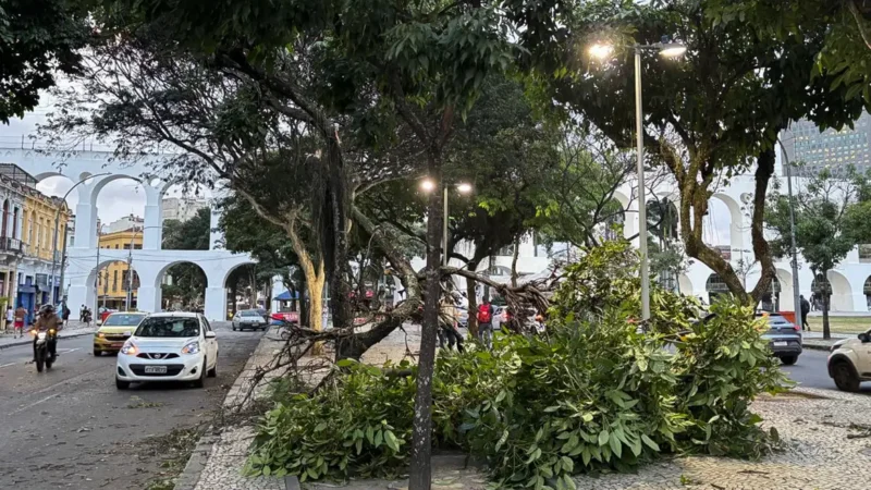 Ventania causa apagão e paralisa transportes no Rio de Janeiro