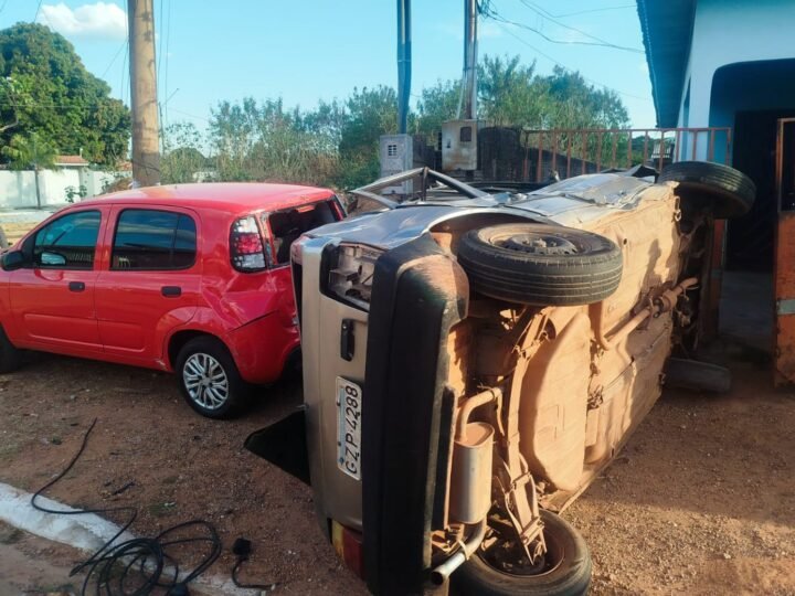 Motociclista fica ferido em acidente envolvendo dois carros; motorista foge
