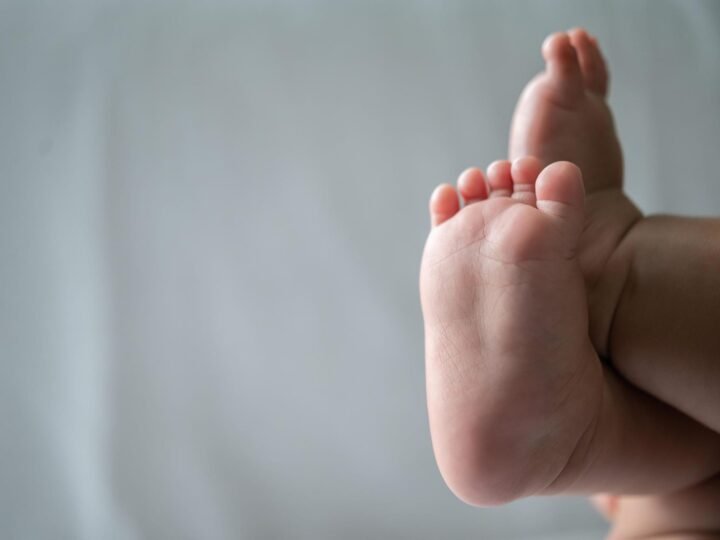 Bebê de 11 meses é internado com traumatismo após ser agredido, e padrasto é preso
