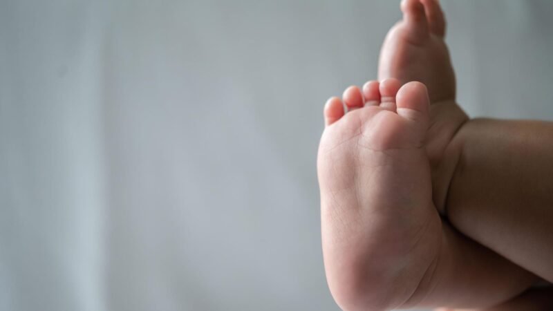 Bebê de 11 meses é internado com traumatismo após ser agredido, e padrasto é preso