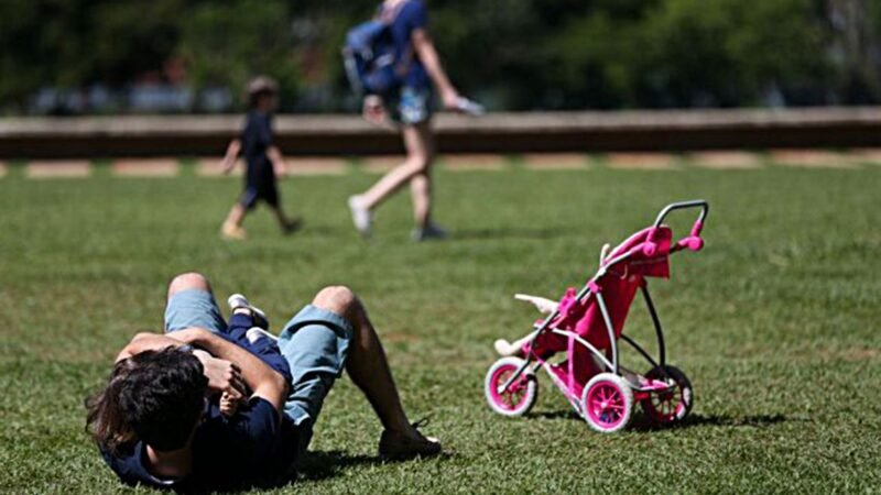 Pais estão menos presentes na criação de filhos, aponta estudo