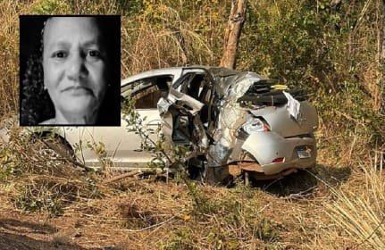 Mulher morre e outras duas pessoas ficam feridas após carro sair da pista e capotar