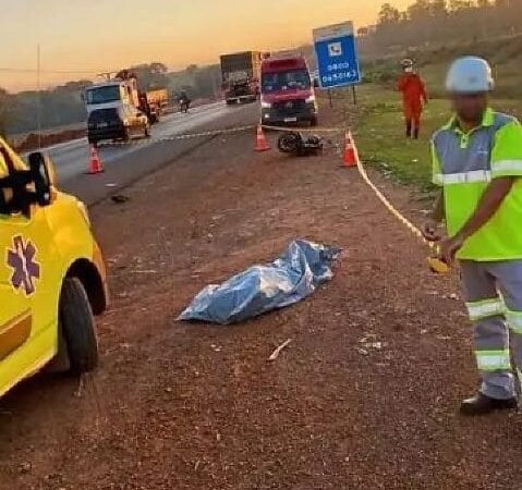 Motociclista morre e filho fica ferido em acidente entre moto e caminhonete em MT