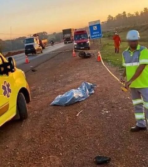 Motociclista morre e filho fica ferido em acidente entre moto e caminhonete em MT