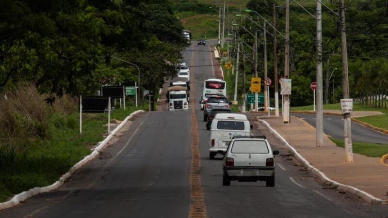 Engavetamento envolvendo quatro veículos é registrado na rodovia MT-010; vídeo