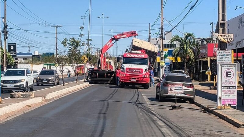 Caminhão-guincho derruba cabos energizados e pista é interditada em Várzea Grande