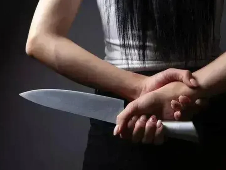 Após bebedeira, mulher pega faca e corta pescoço do marido durante discussão