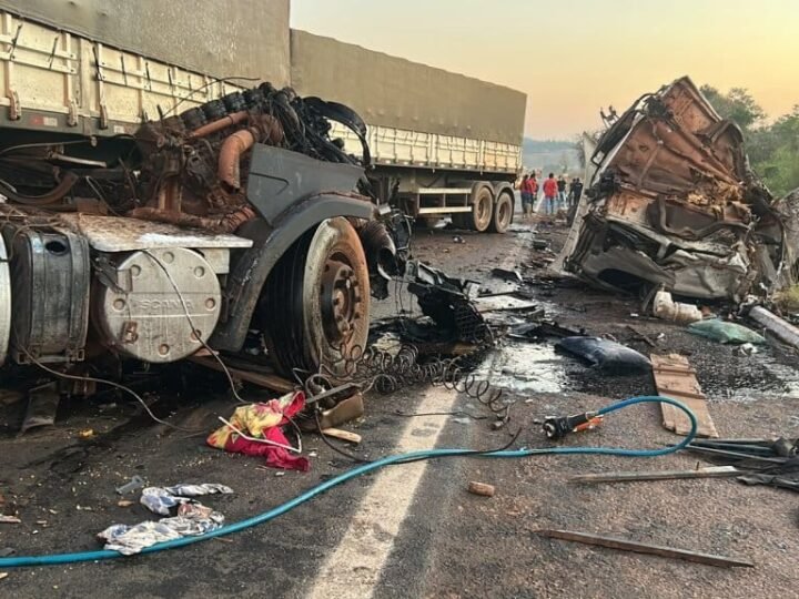Colisão frontal entre caminhões deixa três mortos e uma pessoa ferida em rodovia federal de MT