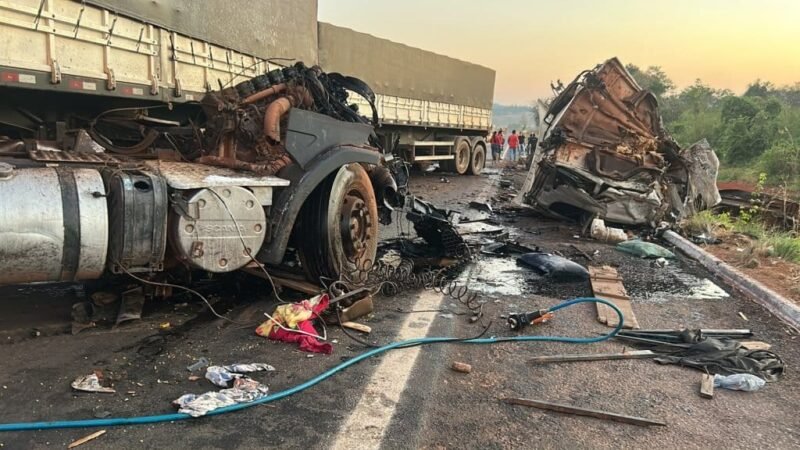 Colisão frontal entre caminhões deixa três mortos e uma pessoa ferida em rodovia federal de MT