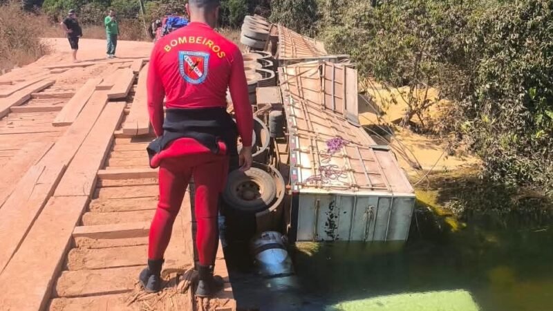 Bombeiros resgatam corpo de motorista após caminhão cair no Rio Mira-sol em MT