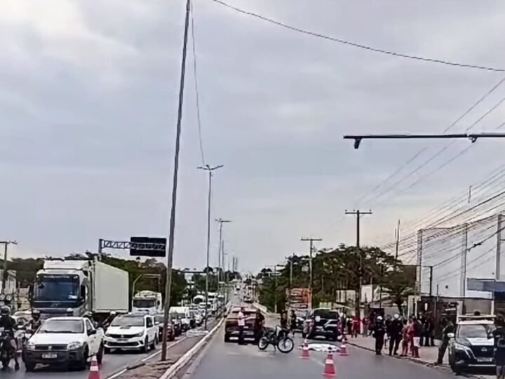 Homem morre atropelado por motociclista ao atravessar a avenida Fernando Corrêa