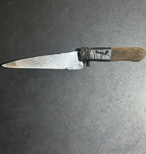 Embriagado, homem tenta matar esposa com golpes de faca; suspeito é preso