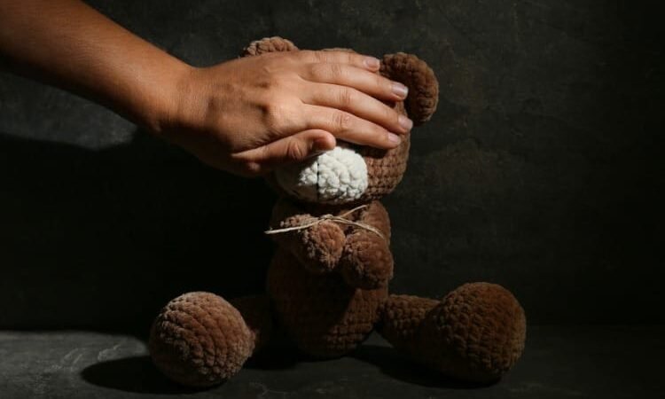 Avô por afinidade é condenado a mais de 21 anos de cadeia por abusos contra criança de 5 anos