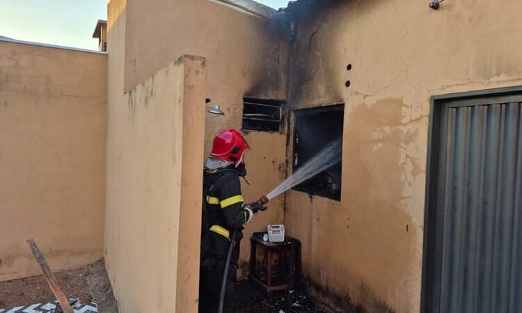 Homem é preso após agredir ex-namorada e colocar fogo em casa ao encontrá-la com outro