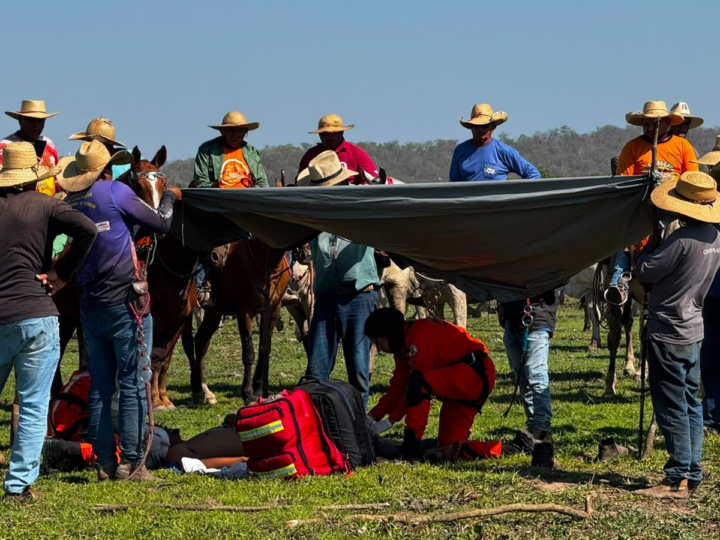 Homem é socorrido de helicóptero após cair de cavalo durante trabalho com gado