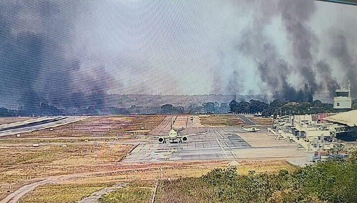 Incêndio de grandes proporções atinge área de vegetação próxima ao aeroporto em VG