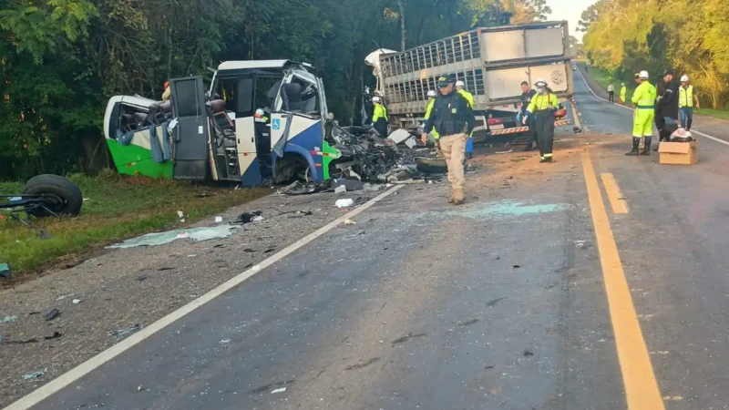 Corpos das vítimas de acidente no Paraná são retirados da pista