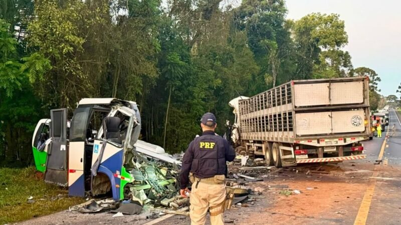 Acidente entre ônibus e caminhão mata 23 pessoas em estrada no Paraná