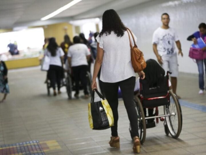 Famílias podem exigir apoio especializado para estudantes com deficiência nas escolas
