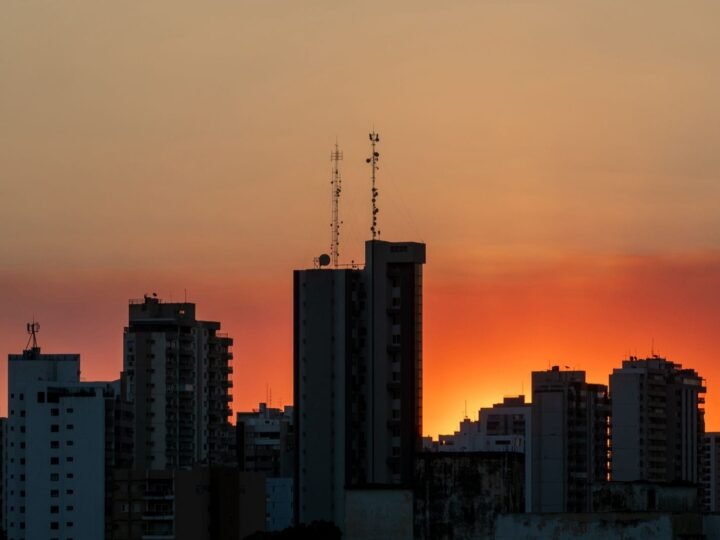Prefeitura de Cuiabá muda rotina de agentes de saúde devido ao calor extremo
