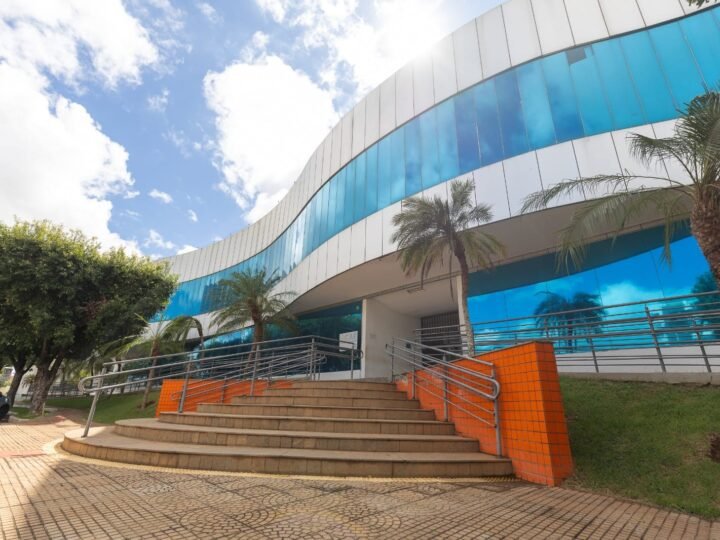 Professora é demitida por faltar ao trabalho por mais de três anos e terá que devolver R$ 12 mil